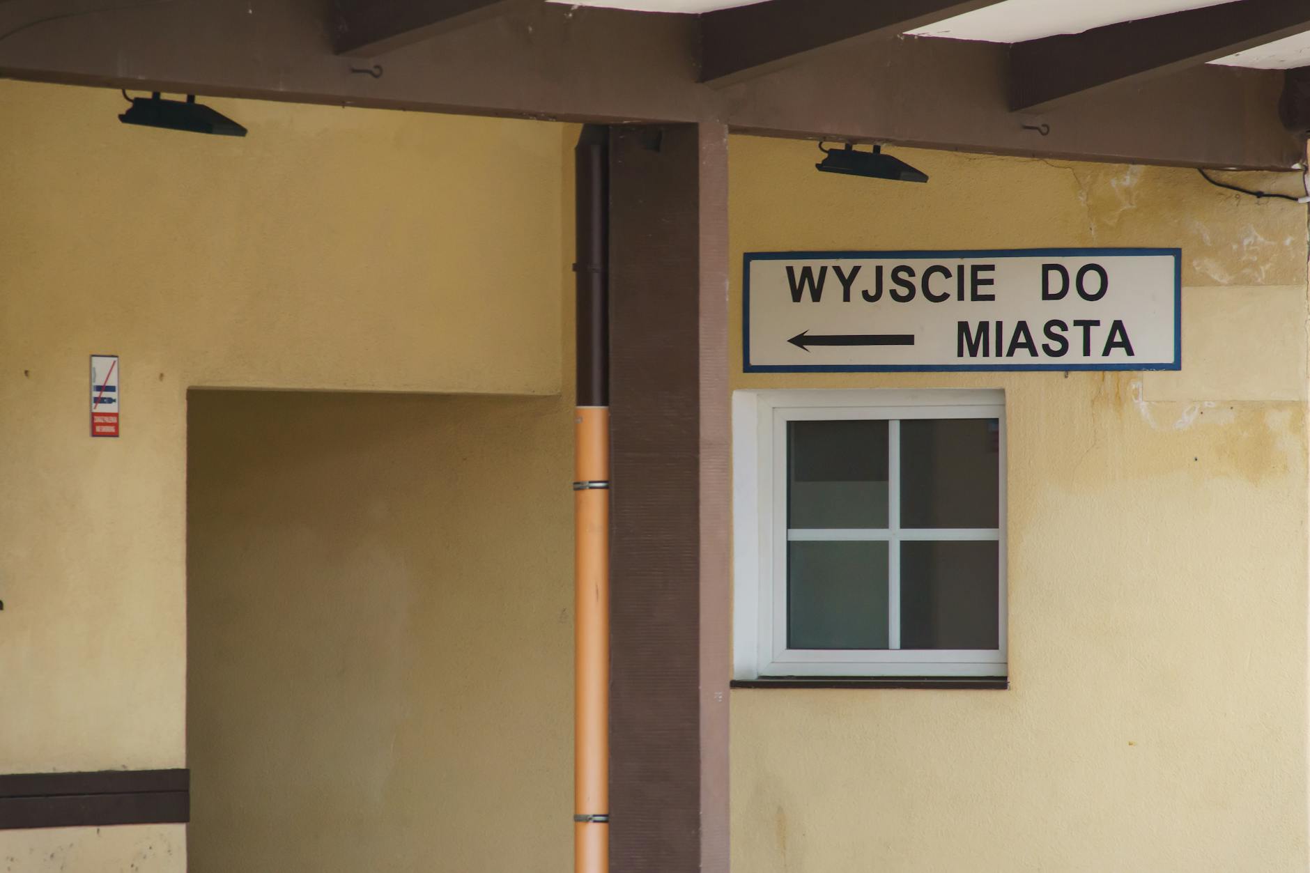 Ilustracja przedstawiająca zegar symbolizujący długie kolejki do kardiologa w Kętrzynie