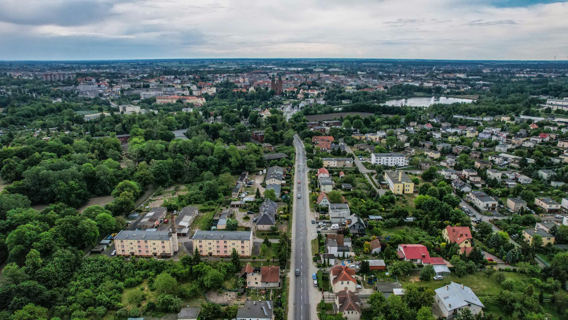 Mapa infrastruktury Kętrzyna ukazująca rozmieszczenie sklepów, aptek i szkół