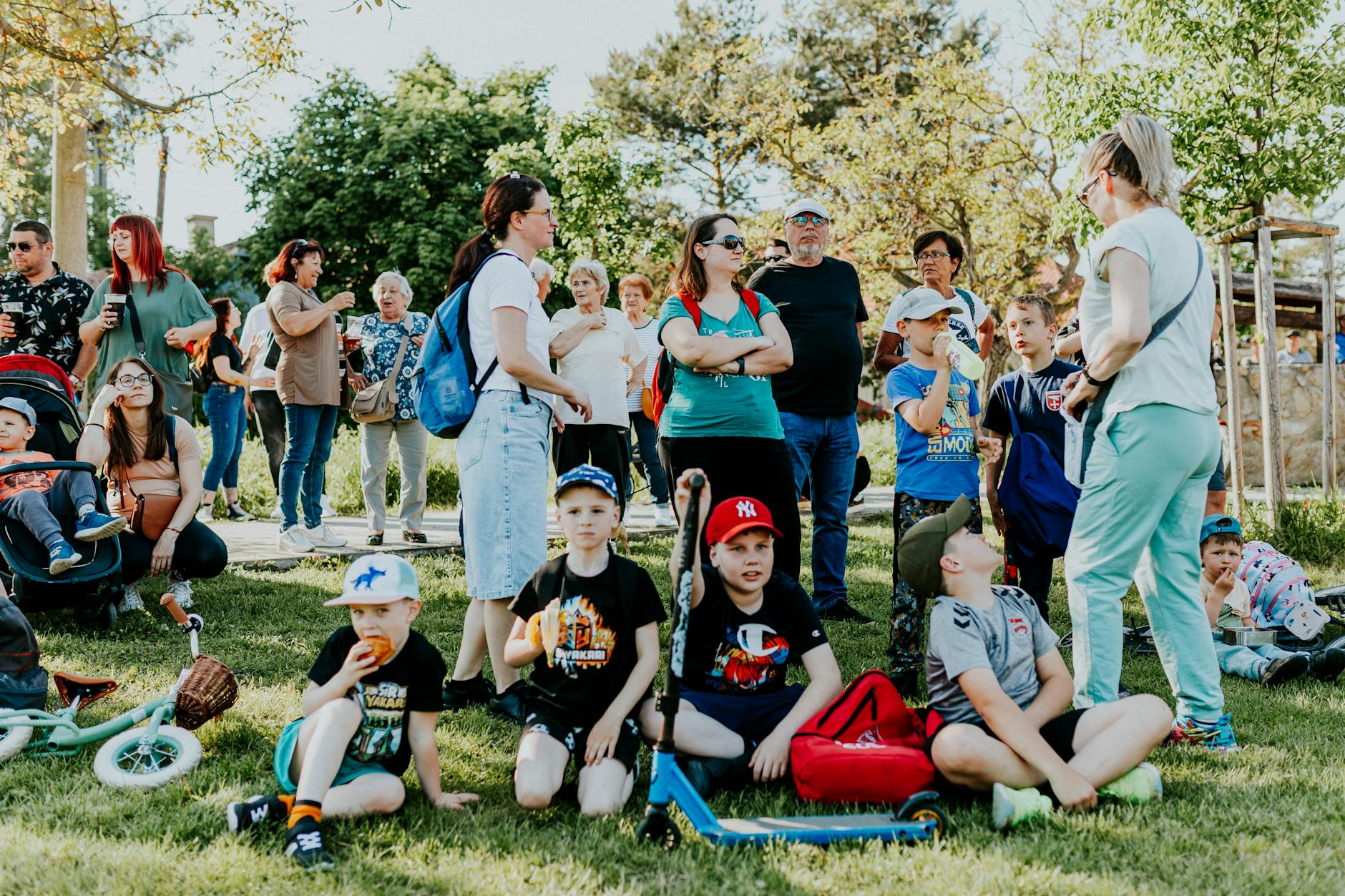 Mieszkańcy Kętrzyna biorący udział w akcji sprzątania terenów zielonych z okazji Dnia Ziemi.