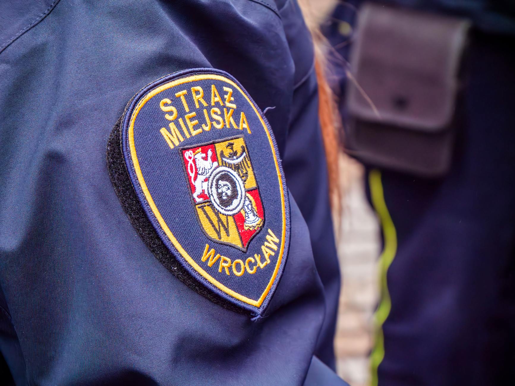 Ilustracja autobusu miejskiego na tle Kętrzyna, symbolizująca bezpłatną komunikację miejską