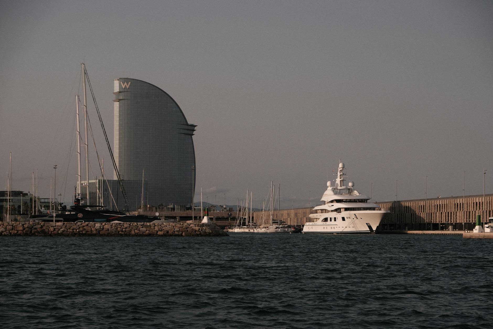 Widok na Zamek Krzyżacki w Kętrzynie podczas słonecznego dnia.